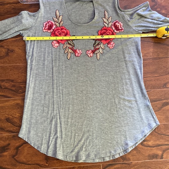 Beautiful embroidered cold shoulder style top size S NWOT - Picture 7 of 7